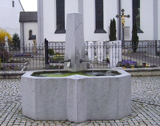 Foto vom Brunnen vor St. Georg in Thalhausen