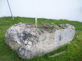 Foto vom Brunnen vor St. Georg in Utzwingen