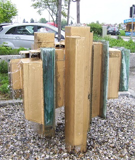 Foto vom Brunnen vor dem Rathaus in Vaterstetten