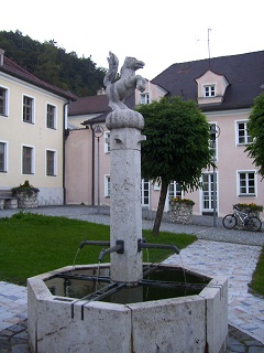 Foto vom Brunnen vor dem Rathaus in Wellheim
