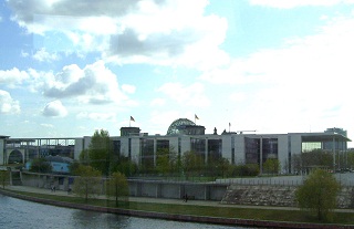Foto von Abgeordnetenh&auml;usern an der Spree in Berlin