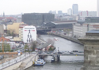 Foto vom alten Bahnhof in Berlin von der Reichstagskuppel ausgesehen
