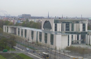 Foto vom Bundeskanzleramt von der Reichstagskuppel aus gesehen