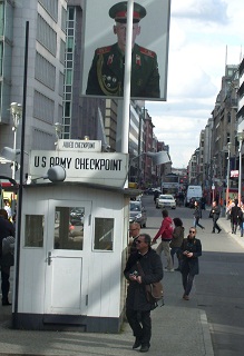 Foto vom ehem. Grenz�bergang Check-Point Cahrly in Berlin