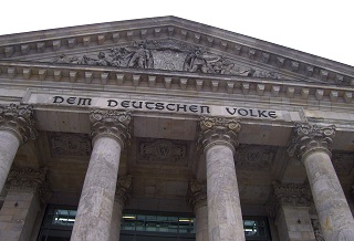 Foto vom Schriftzug am Eingang des Reichstages