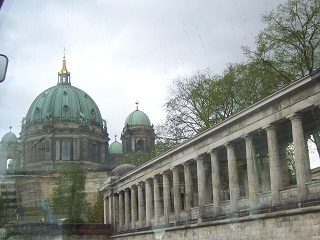 Foto vom Deutscher Dom in Berlin mit Wandelgang