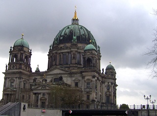 Foto vom Deutscher Dom in Berlin von der Spree aus gesehen