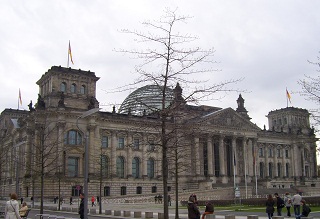 Foto vom Reichstag in Berlin mit Kuppel, seitlich gesehen