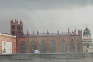 Foto der Friedrichswerderschen Kirche in Berlin von der Spree aus gesehen