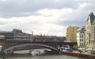 Foto der Hoch-Tiefbahn-Br&uuml;cke in Berlin