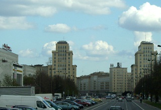 Foto der H&auml;user aus DDR-Zeiten in der Karl-Marx-Allee in Berlin