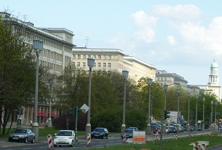 Foto der H&auml;user aus DDR-Zeiten in der Karl-Marx-Allee in Berlin