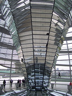 Foto der Spiegel der Lichtkuppel auf dem Bundestag
