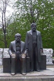 Foto vom Marx-und-Engels-Denkmal in Berlin