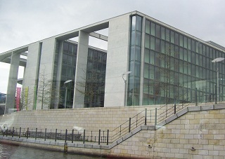 Foto vom Parlamentarierbau in Berlin von der Spree aus gesehen
