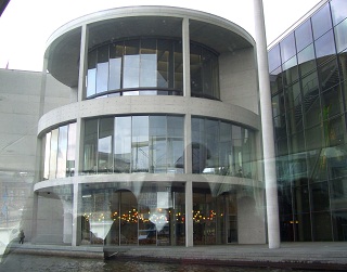 Foto vom Paul-L&ouml;be-Haus in Berlin von der Spree aus gesehen