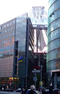 Foto vom Sony-Hochhaus mit Glaskuppel am Potsdamer Platz in Berlin