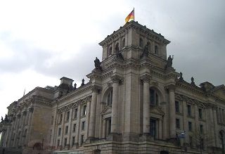 Foto vom Reichstag in Berlin von der Spree aus gesehen