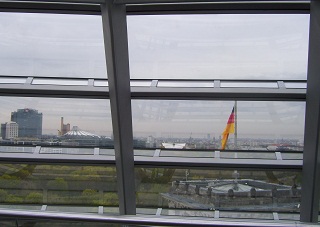 Foto der Glaskuppel mit Bundesfahne