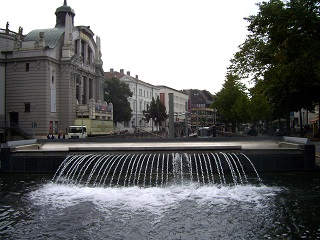 Foto vom Brunnen beim Stadttheater in Bielefeld