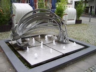 Foto vom Brunnen vor der Süsterkirche in Bielefeld