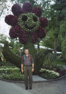 Foto von Alfred unter Blumen
