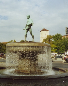 Foto vom Brunnen am Leipnitzufer in Hannover