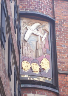 Foto eines Wandbildes während des Glockenspiels am Bremer Glockenmacherhaus