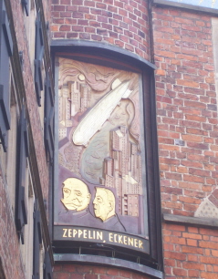 Foto eines Wandbildes während des Glockenspiels am Bremer Glockenmacherhaus