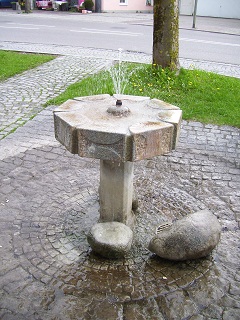Foto vom kleinen Brunnen am Rathausplatz in Buchloe