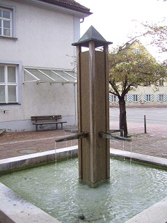 Foto vom Brunnen vor dem Heimatmuseum in Buchloe