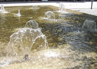 Foto der Brunnenanlage Ginkgo mit zwei großen Brunnen im Rosenhof in Chemnitz
