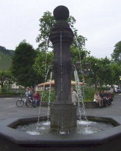 Foto vom Stadtbrunnen in Cochem an der Mosel