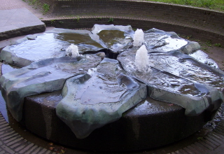 Foto vom Brunnen vor der Elisabethkirche in Darmstadt