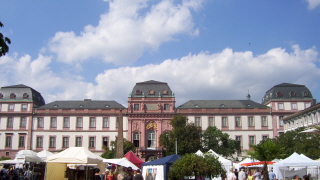 Foto vom Residenzschloss in Darmstadt (vom Markt aus gesehen)