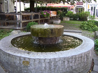 Foto vom Brunnen auf dem Marktplatz in Diessen am Ammersee