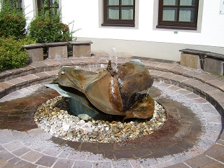 Foto vom Brunnen vor dem Rathaus in Diessen am Ammersee