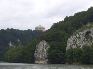 Foto der Donau mit Befreiungshalle