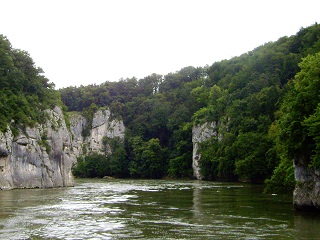 Foto der Donauenge mit Felsen