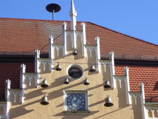 Foto vom Glockenspiel am Rathaus in Donauwörth