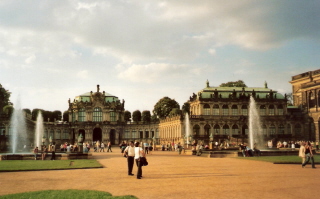 Foto des Springbrunnens im Schlosshof des Zwingers