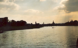 Foto der Elbe in der Dmmerung