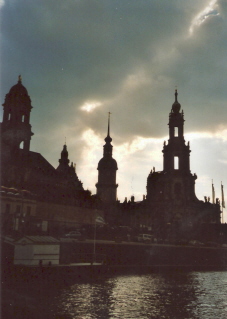 Foto von Dresdnern T�rmen am Abend