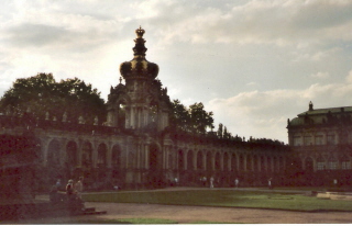 Foto vom Kronentor im Innenhof des Zwingers