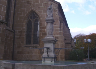 Foto vom Brunnen vor dem Münster in Esslingen