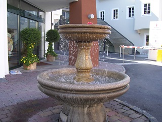 Foto vom Brunnen beim Stadtzentrum in Kitzbühel