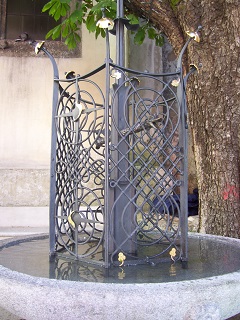 Foto vom Brunnen vor der Katharinenkirche in Kitzbühel