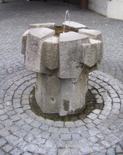 Foto vom Brunnen vor der Raiffeisenbank in Gersthofen