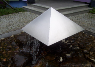 Foto vom Pyramidbrunnen in Gersthofen