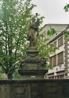 Foto vom Brunnen vor dem Historischen Rathaus in Gotha
